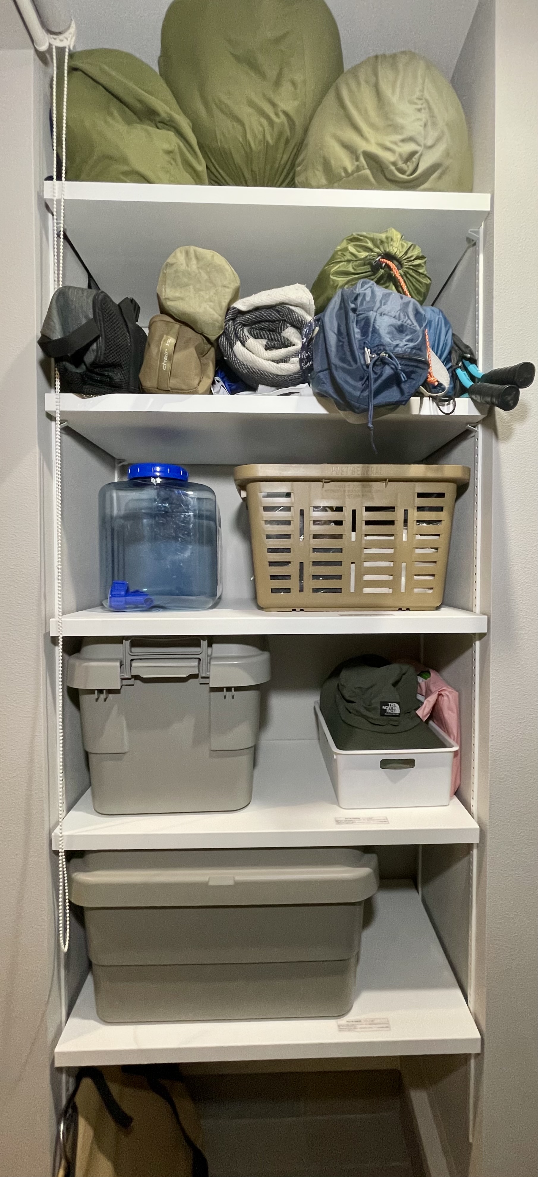 キャンプ道具が収まった自在棚の全体