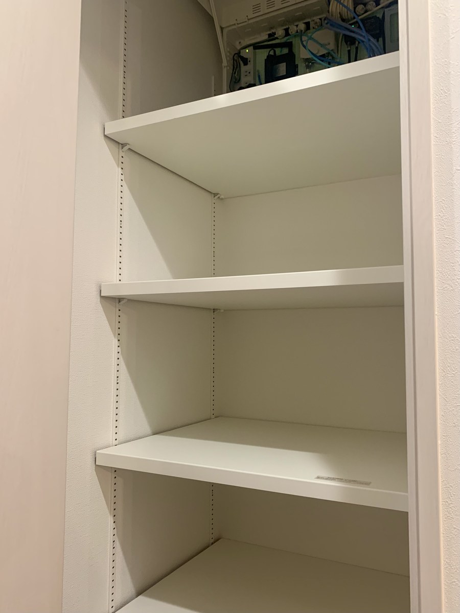 廊下沿いの物入に設置した自在棚。奥行60cm