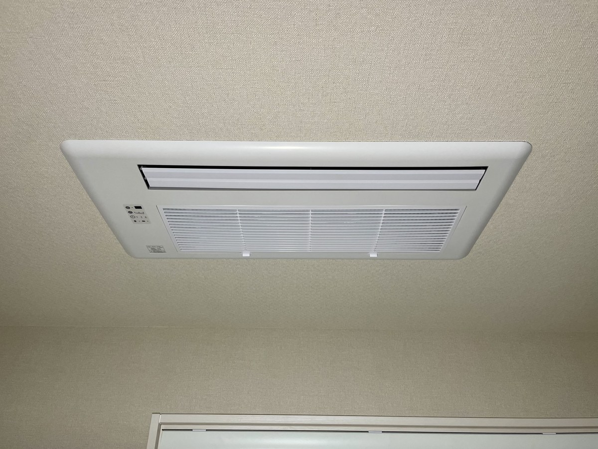 主寝室の天井付けサーキュレーター。カバーを白に交換したあと
