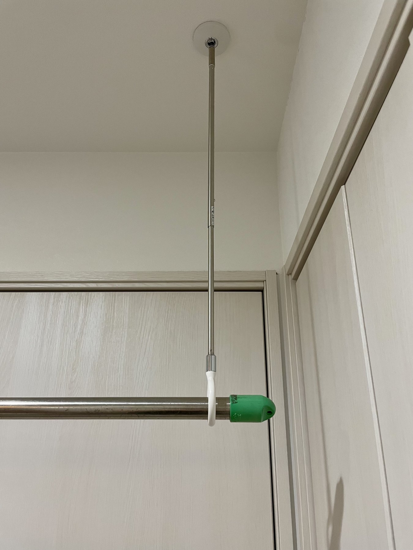 天井付けの固定式物干し金物（ホスクリーン）のアップ