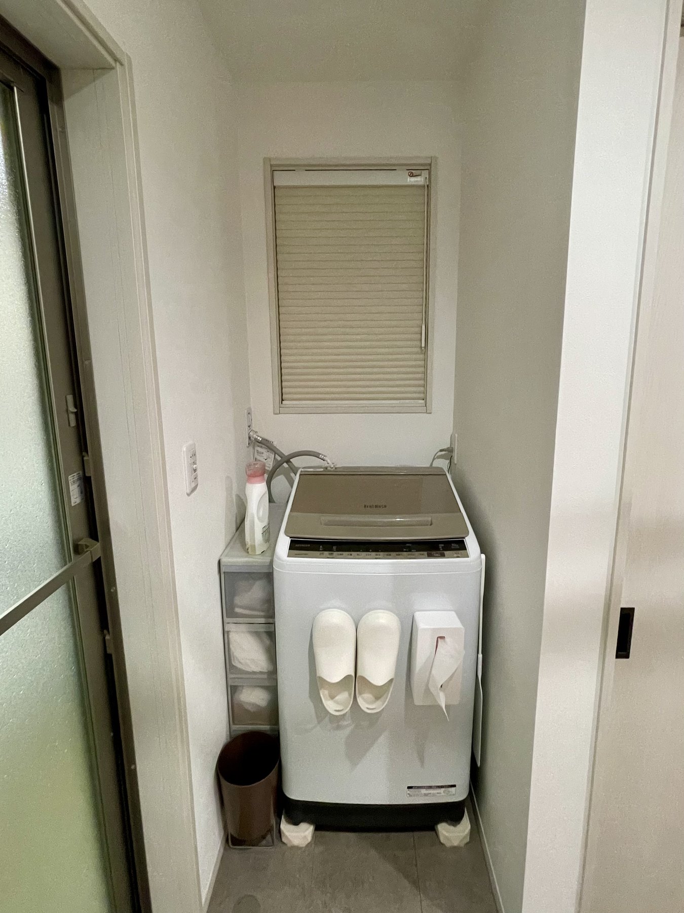脱衣室に置いた縦型洗濯機と壁埋め込み水栓