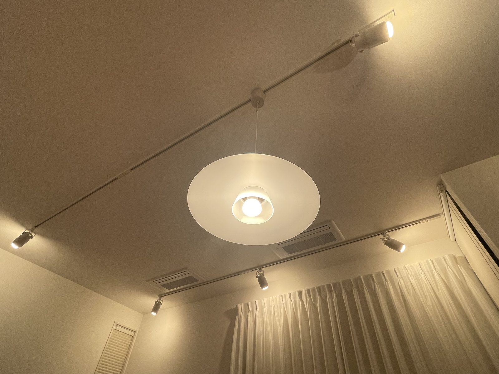 電球色（暖色）に設定したLDK