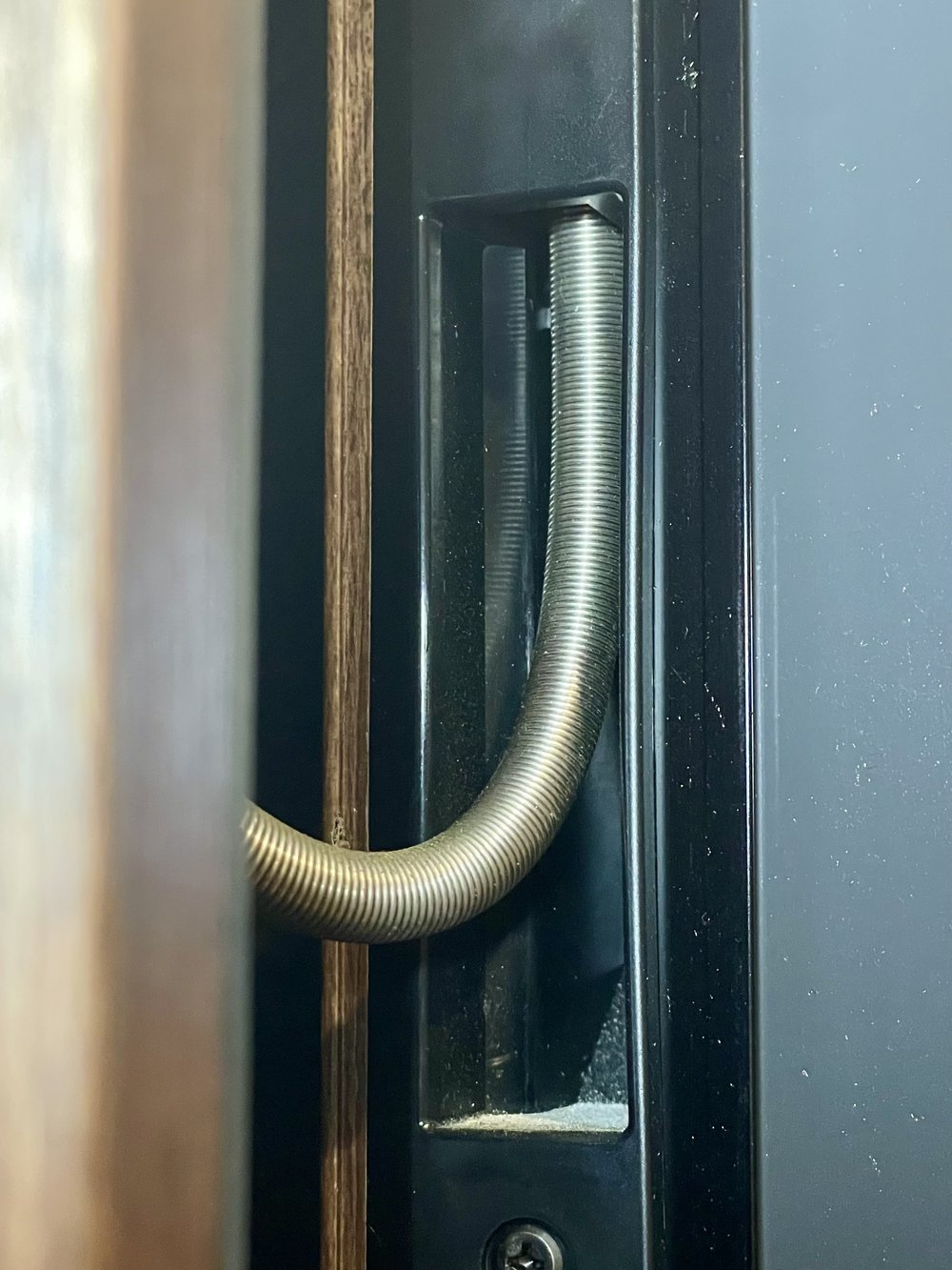 給電配線の寄り。保護チューブで覆われている