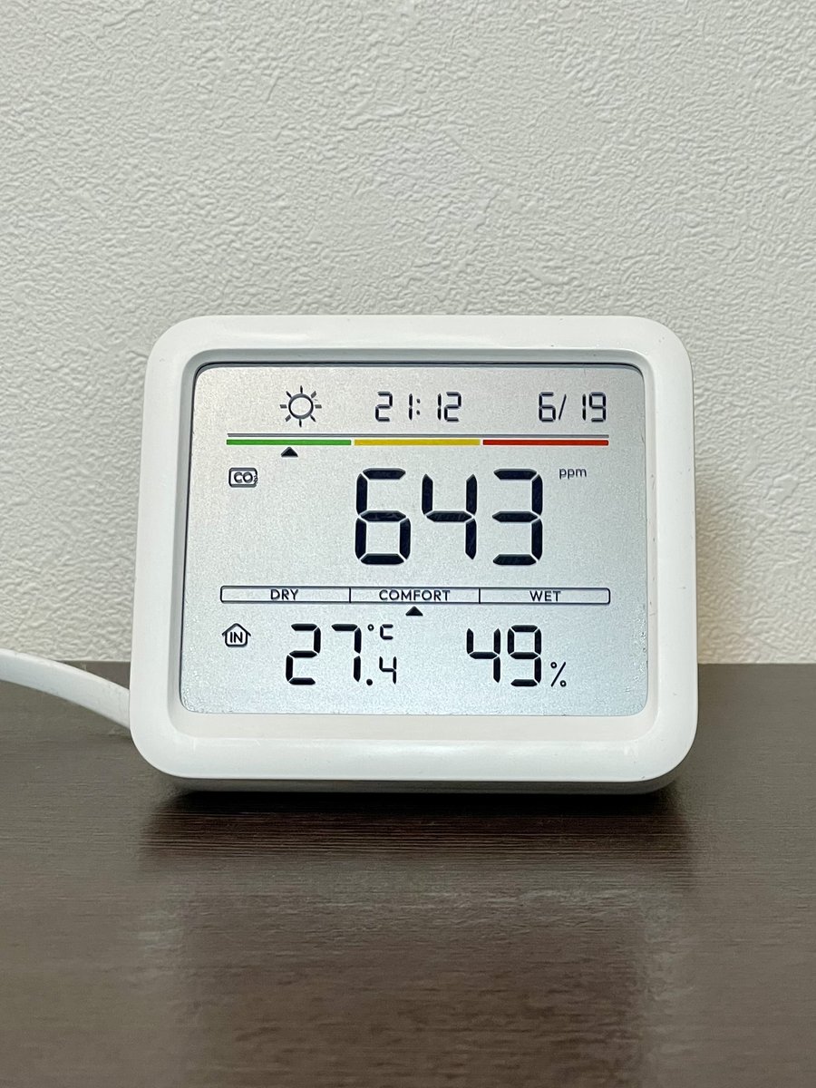 子供部屋に置いたSwitchBot CO2センサー。温湿度とCO2濃度を同時に表示している