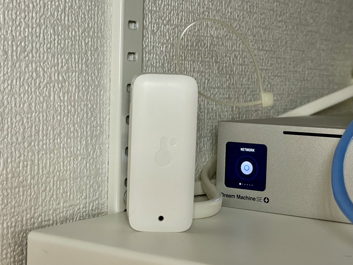 物入れ内のSwitchBot防水温湿度計とDream Machine SE