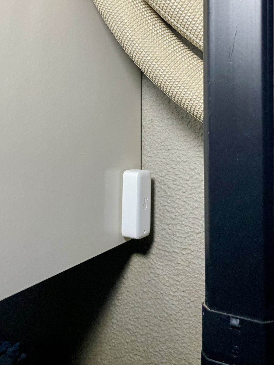 家の北側、エコキュート架台の側面に設置したSwitchBot防水温湿度計